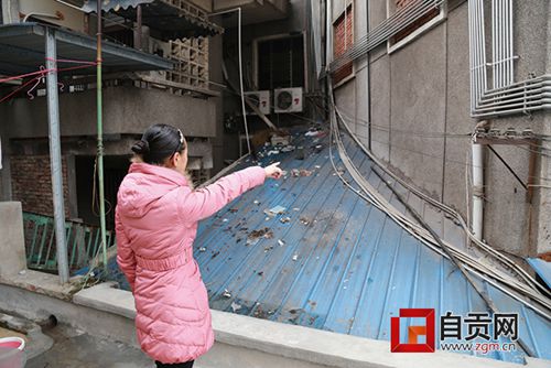 自贡:不满楼下茶坊喧闹 楼上住户扔“垃圾雨”(图1) 自贡:不满楼下茶坊喧闹 楼上住户扔“垃圾雨”(图1)