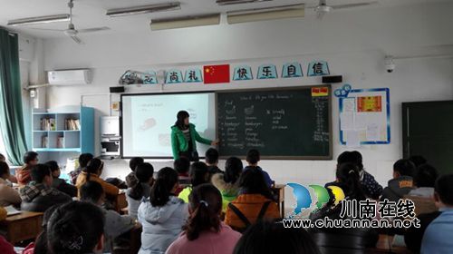 泸州十八中初中英语组积极开展组内教学研讨活动(图1)