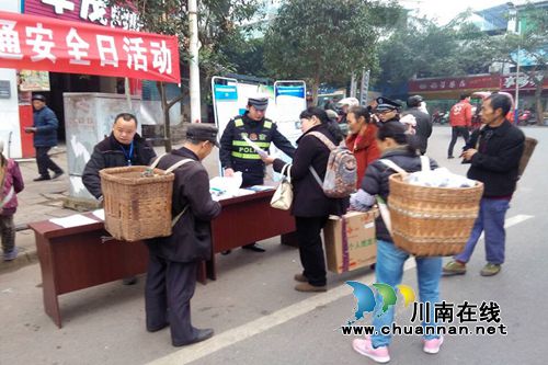 宜宾县交管大队扎实开展“全国交通安全日”宣传活动(图1)