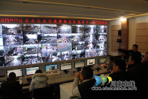 宜宾县交管大队邀请政协委员观看二二四交通组织分流情况(图1)