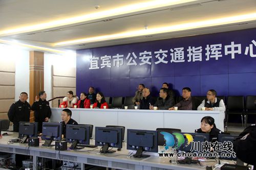 宜宾县交管大队邀请政协委员观看二二四交通组织分流情况(图2)