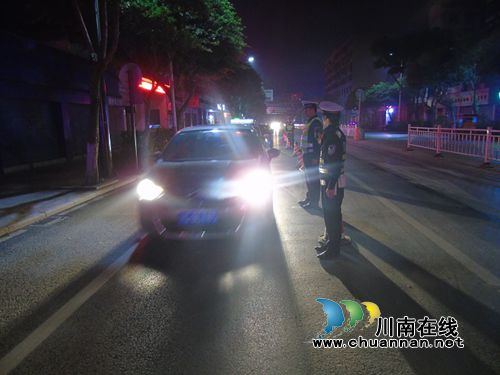 宜宾县公安交管大队开展夜查“酒驾”专项整治行动(图1)