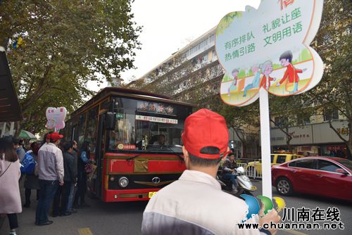 泸州公交公司开展“排队上下车”宣传活动(图2) 泸州公交公司开展“排队上下车”宣传活动(图2)