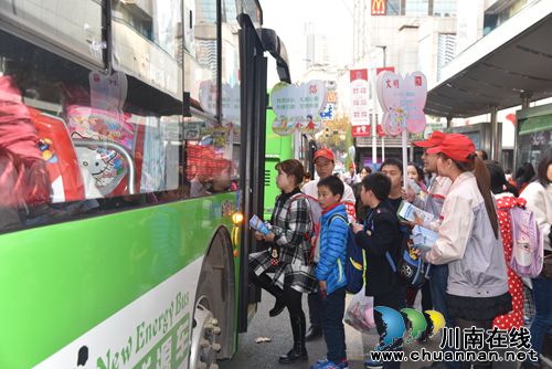泸州公交公司开展“排队上下车”宣传活动(图3) 泸州公交公司开展“排队上下车”宣传活动(图3)