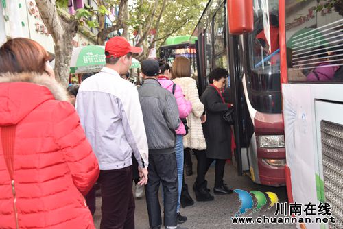 泸州公交公司开展“排队上下车”宣传活动(图1) 泸州公交公司开展“排队上下车”宣传活动(图1)