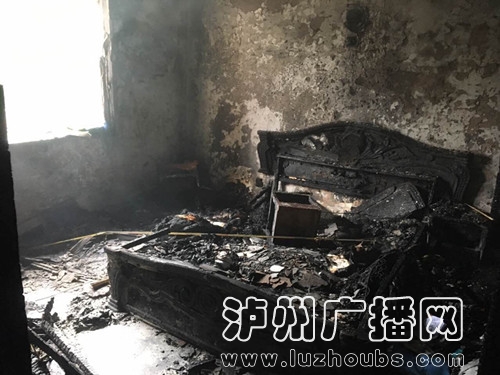 泸州合江：加油站对面起火&nbsp;民房被烧成光架架(图1)