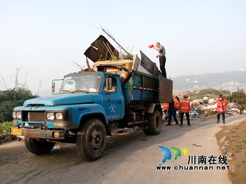 纳溪区城管局：清除卫生死角&nbsp;扮靓市容环境(图3)