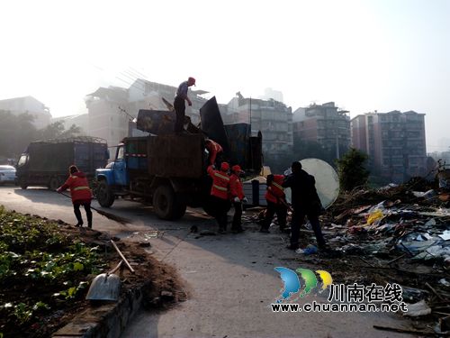 纳溪区城管局：清除卫生死角&nbsp;扮靓市容环境(图2)