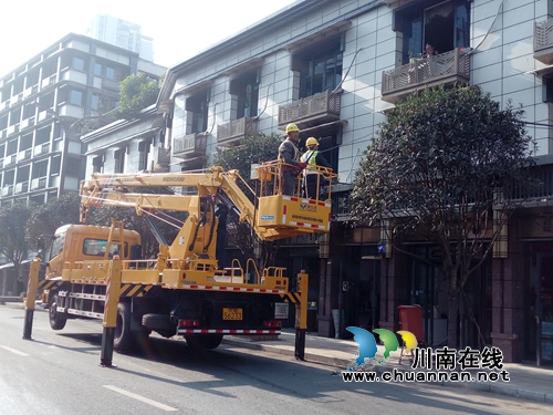 泸州纳溪：园林工人忙修剪&nbsp;城区绿化换新颜(图2)