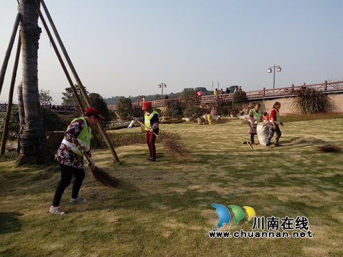 泸州纳溪：园林工人忙修剪&nbsp;城区绿化换新颜(图1)