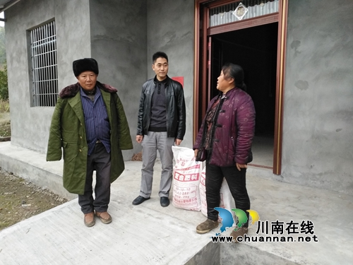 泸县石桥镇：计生关怀&nbsp;“肥”到农家(图1)