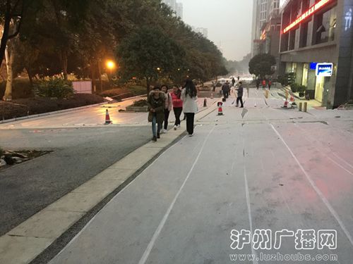 泸州主城区人行道改造启动 涉及总面积75万平米(图1) 泸州主城区人行道改造启动 涉及总面积75万平米(图1)