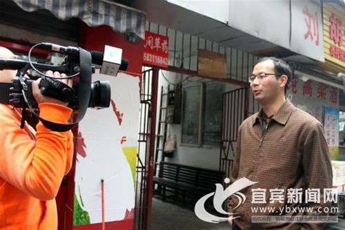 大爷晕倒路边 宜宾三位“白衣天使”伸出援手(图2) 大爷晕倒路边 宜宾三位“白衣天使”伸出援手(图2)
