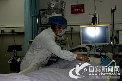 大爷晕倒路边 宜宾三位“白衣天使”伸出援手(图4) 大爷晕倒路边 宜宾三位“白衣天使”伸出援手(图4)