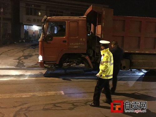 自贡大货车缺失前轮 司机仍在路上跑得欢!(图2) 自贡大货车缺失前轮 司机仍在路上跑得欢!(图2)