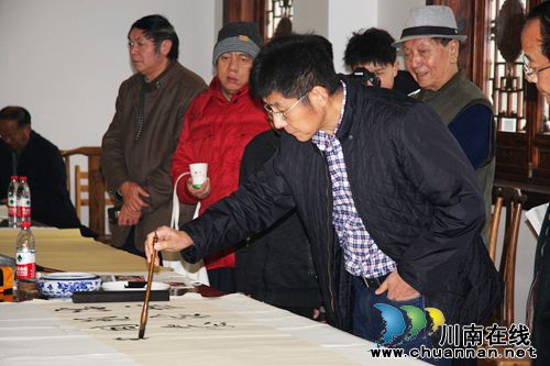 中国著名作家诗人到沈酒集团邻玉基地采风创作(图4) 中国著名作家诗人到沈酒集团邻玉基地采风创作(图4)