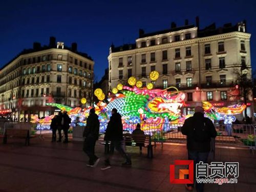 自贡彩灯《锦鲫》亮相法国里昂国际灯光节(图2) 自贡彩灯《锦鲫》亮相法国里昂国际灯光节(图2)