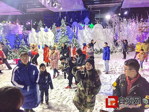 “自贡—哈尔滨冰雪嘉年华”亮相 人气爆棚!(图1) “自贡—哈尔滨冰雪嘉年华”亮相 人气爆棚!(图1)