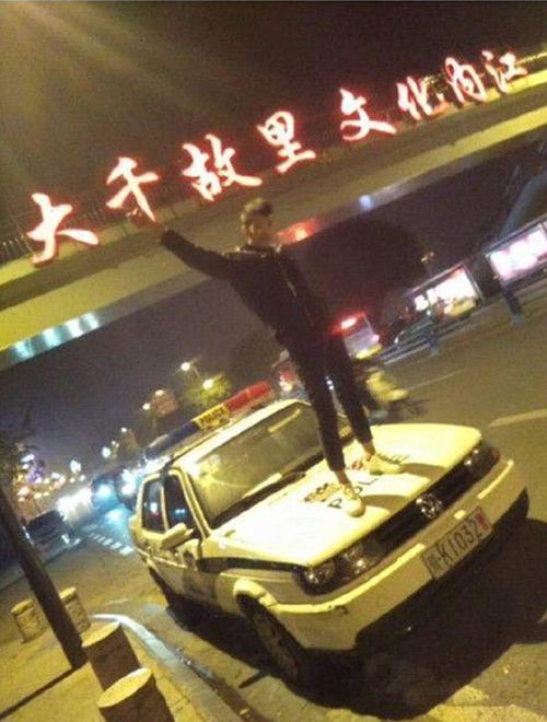 内江小伙玩大了!多人踩踏警车玩直播一人被拘(图1) 内江小伙玩大了!多人踩踏警车玩直播一人被拘(图1)