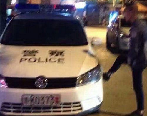 内江小伙玩大了!多人踩踏警车玩直播一人被拘(图2) 内江小伙玩大了!多人踩踏警车玩直播一人被拘(图2)