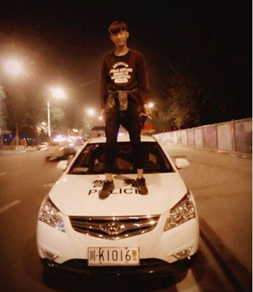 内江小伙玩大了!多人踩踏警车玩直播一人被拘(图3) 内江小伙玩大了!多人踩踏警车玩直播一人被拘(图3)