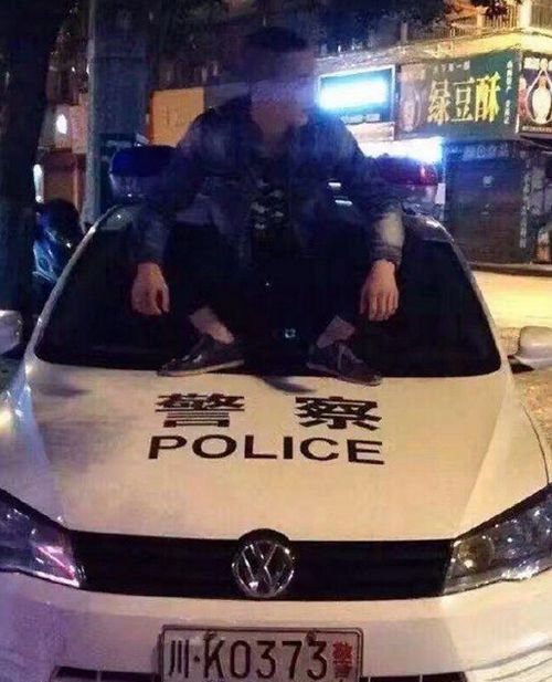 内江小伙玩大了!多人踩踏警车玩直播一人被拘(图4) 内江小伙玩大了!多人踩踏警车玩直播一人被拘(图4)