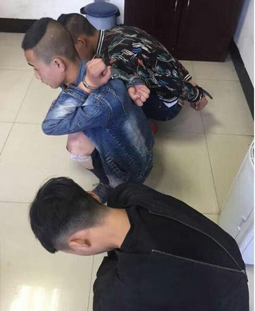 内江小伙玩大了!多人踩踏警车玩直播一人被拘(图6) 内江小伙玩大了!多人踩踏警车玩直播一人被拘(图6)