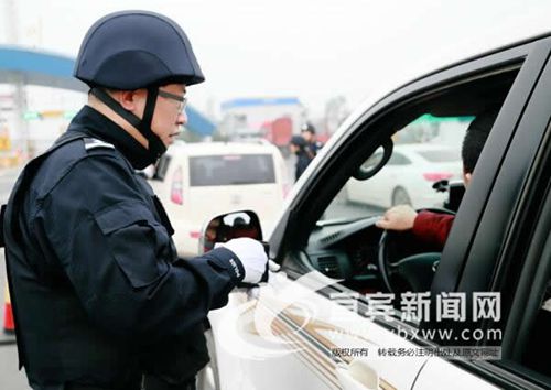 堵源截流震慑罪犯 宜宾6天查获毒品2000余克(图3) 堵源截流震慑罪犯 宜宾6天查获毒品2000余克(图3)