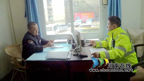 泸州市交警一大队深入社区、学校开展“文明出行,规范停车”宣传活动(图1) 泸州市交警一大队深入社区、学校开展“文明出行,规范停车”宣传活动(图1)