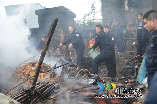 泸县一民房起火&nbsp;警民紧急“接力”运水灭火(图1)