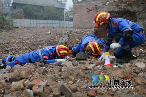 泸县开展地震轻型搜救实战化训练(图1) 泸县开展地震轻型搜救实战化训练(图1)