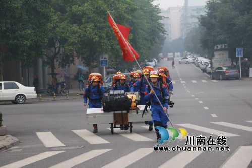 泸县开展地震轻型搜救实战化训练(图2) 泸县开展地震轻型搜救实战化训练(图2)