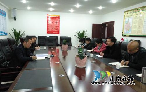 江阳区政法委书记杨雷调研大山坪街道治安防控工作(图1) 江阳区政法委书记杨雷调研大山坪街道治安防控工作(图1)