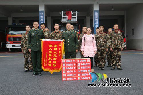 泸县:水泥罐车仰翻困住一人 救援人员弓身解救(图1) 泸县:水泥罐车仰翻困住一人 救援人员弓身解救(图1)