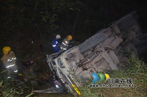 泸县:水泥罐车仰翻困住一人 救援人员弓身解救(图2) 泸县:水泥罐车仰翻困住一人 救援人员弓身解救(图2)