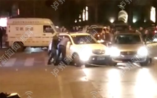 泸州东门口两车擦挂有人动刀？原是民警抓毒贩(图1)