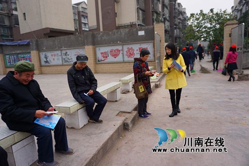 市委组织部老干局江阳区安监局深入彭湾社区开展创文活动(图1)
