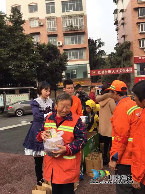 暖心！龙马潭区给环卫工人送上百份爱心午餐(图1)