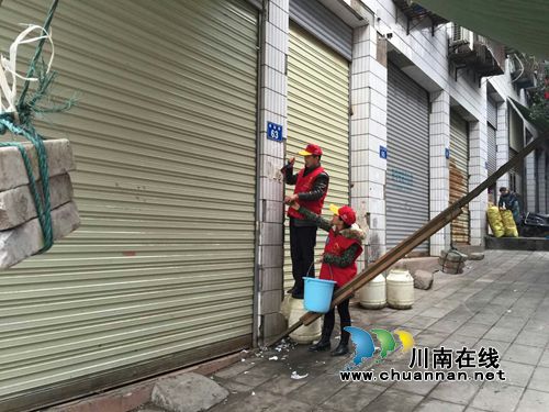 龙马潭红星街道开展“牛皮癣”集中整治行动(图1)