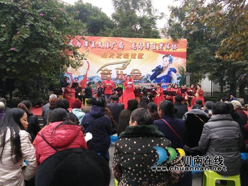 龙马潭红星街道隆重举行文艺进社区音乐会(图1) 龙马潭红星街道隆重举行文艺进社区音乐会(图1)