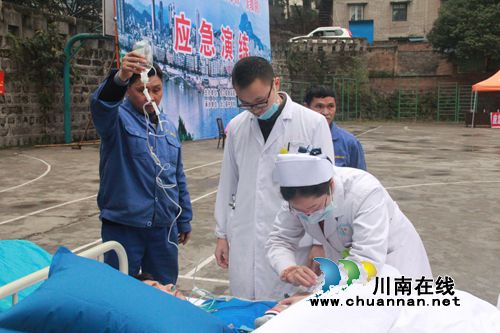 泸州市合江县举行校园食品中毒事件应急演练(图2) 泸州市合江县举行校园食品中毒事件应急演练(图2)