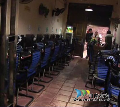 合江开展网吧专项整治 突击查处一家“黑网吧”(图1) 合江开展网吧专项整治 突击查处一家“黑网吧”(图1)