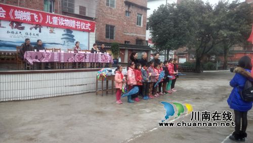 合江:边陲小学接受泸州市扶贫基金会赠书(图4) 合江:边陲小学接受泸州市扶贫基金会赠书(图4)