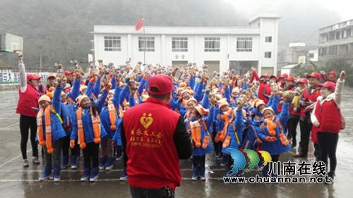 壹基金携手叙永义工会为分水孩子送温暖(图1) 壹基金携手叙永义工会为分水孩子送温暖(图1)