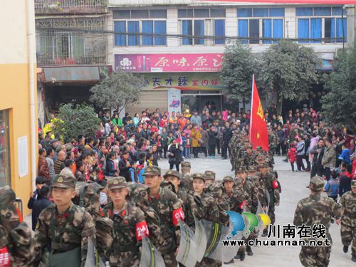 军民双拥情:武警部队野营拉练走进纳溪龙车镇(图1) 军民双拥情:武警部队野营拉练走进纳溪龙车镇(图1)