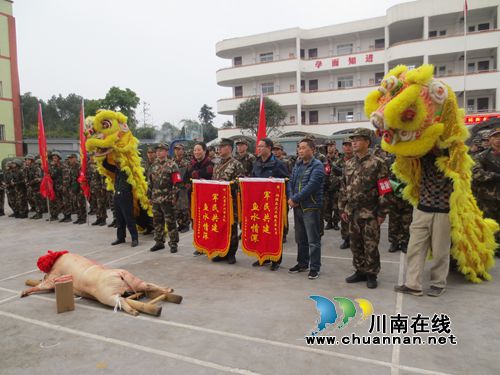 军民双拥情:武警部队野营拉练走进纳溪龙车镇(图3) 军民双拥情:武警部队野营拉练走进纳溪龙车镇(图3)