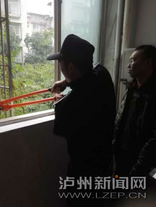 泸州小孩被反锁屋内半小时 城管夹断保险窗救人(图1) 泸州小孩被反锁屋内半小时 城管夹断保险窗救人(图1)