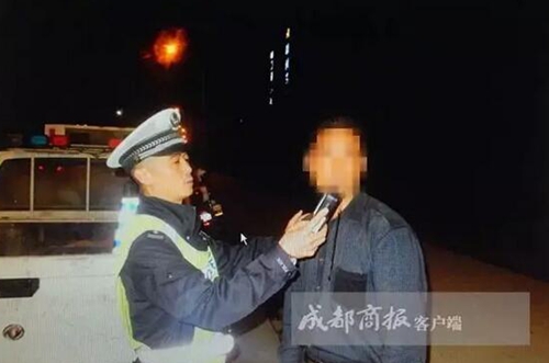 这张不笑的正装照，真的成了他的遗照……(图3)