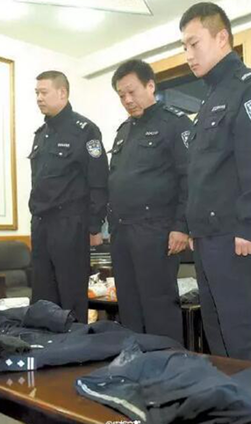 这张不笑的正装照，真的成了他的遗照……(图6)