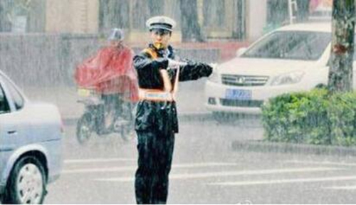 这张不笑的正装照，真的成了他的遗照……(图10)
